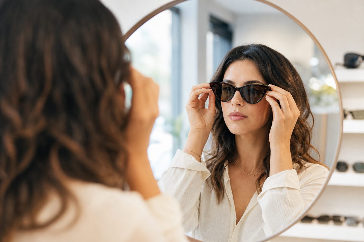 Cat eye napszemüveg illeszkedésének ellenőrzése tükör előtt