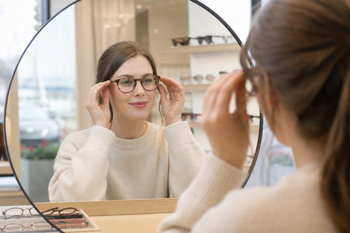 Vásárló optikai Gucci szemüvegkerethez hasonló keretet próbál tükör előtt