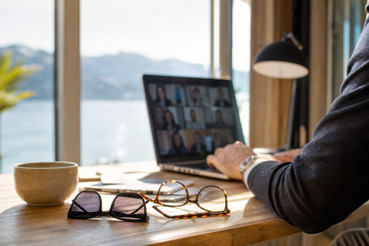 Üzleti szemüveg home office videóhíváshoz laptop mellett
