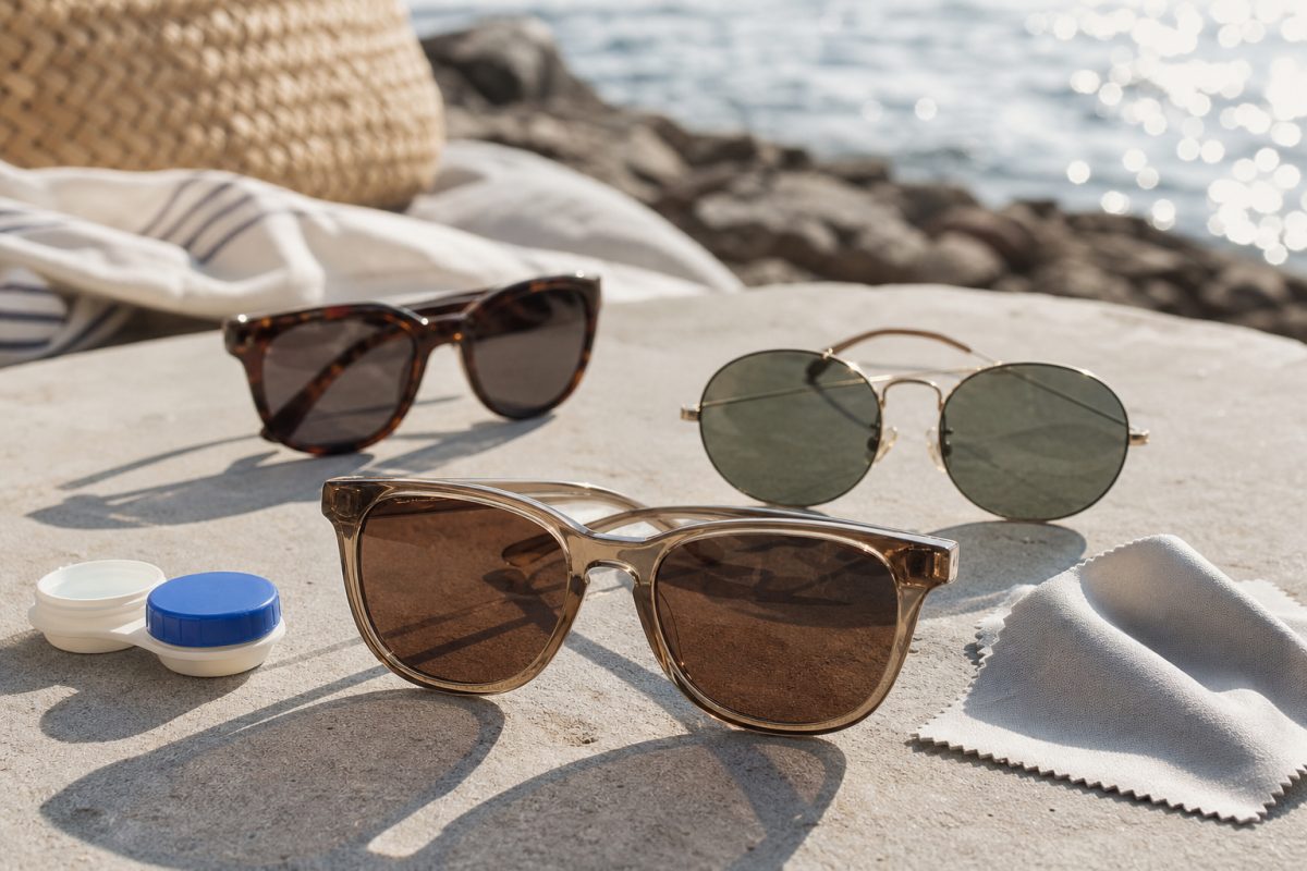 Különböző napszemüvegek kontaktlencsetartó mellett UV-védelemhez