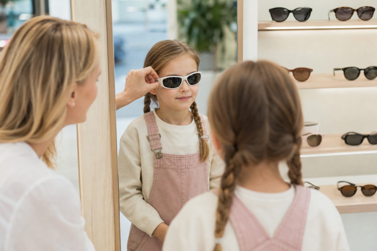 Gyerek napszemüveg illeszkedésének ellenőrzése tükör előtt