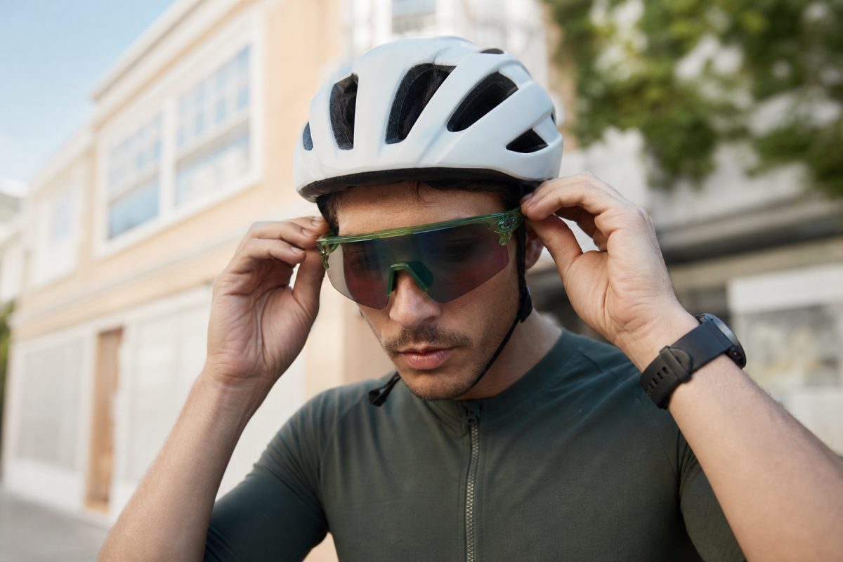 Félkeretes Oakley Sutro Lite stílusú sportnapszemüveg kerékpáros felszereléssel