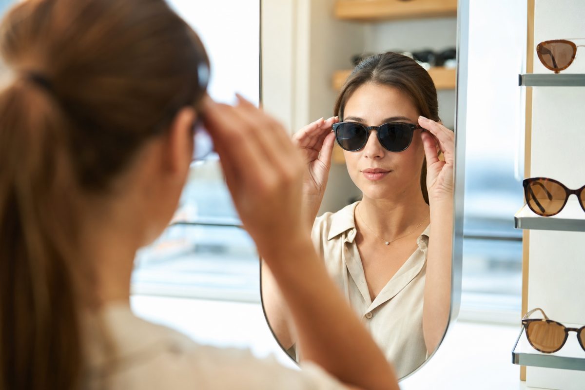 Prada Linea Rossa jellegű szemüveg felpróbálása tükör előtt