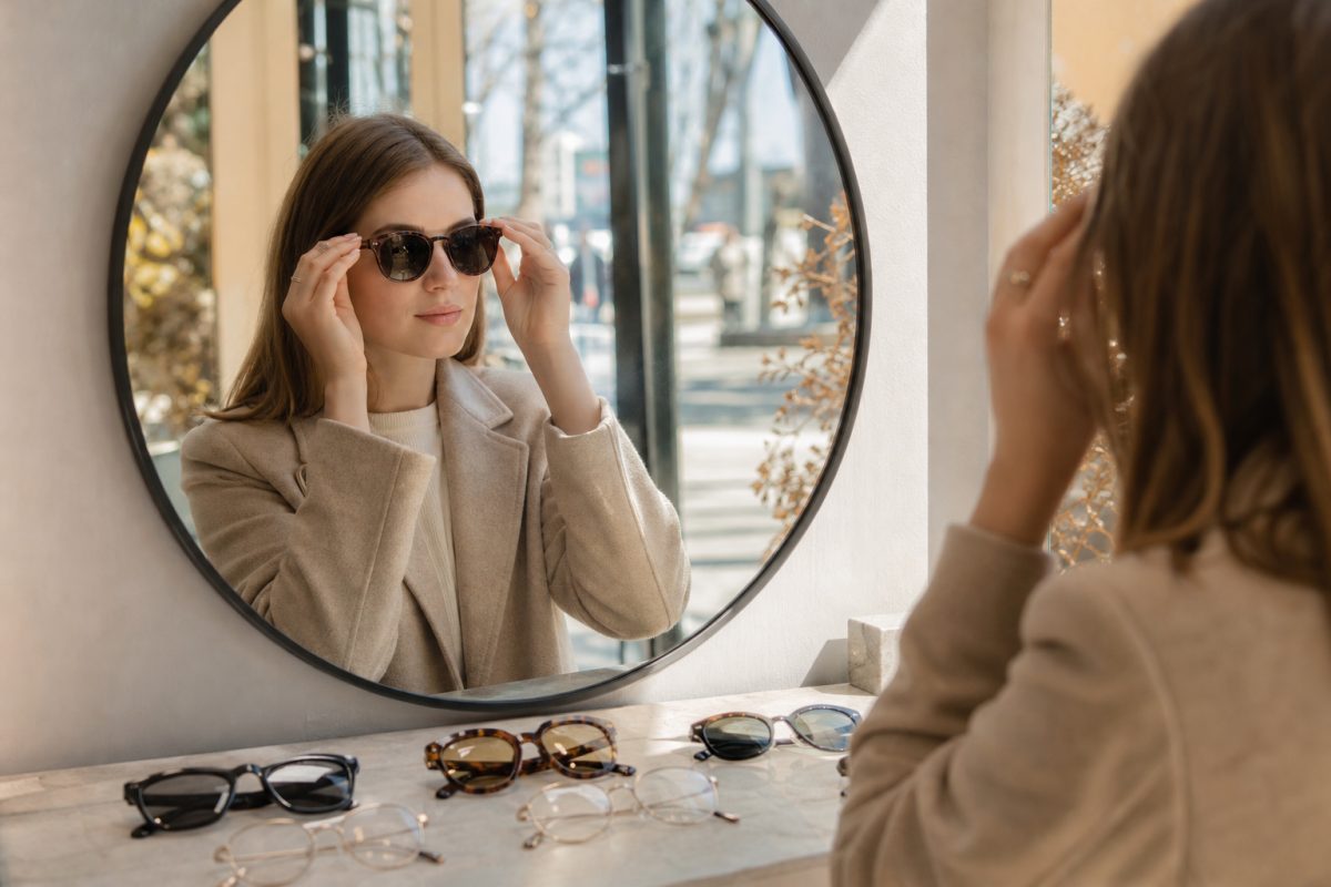 Ray-Ban választás közben különböző keretformák felpróbálása