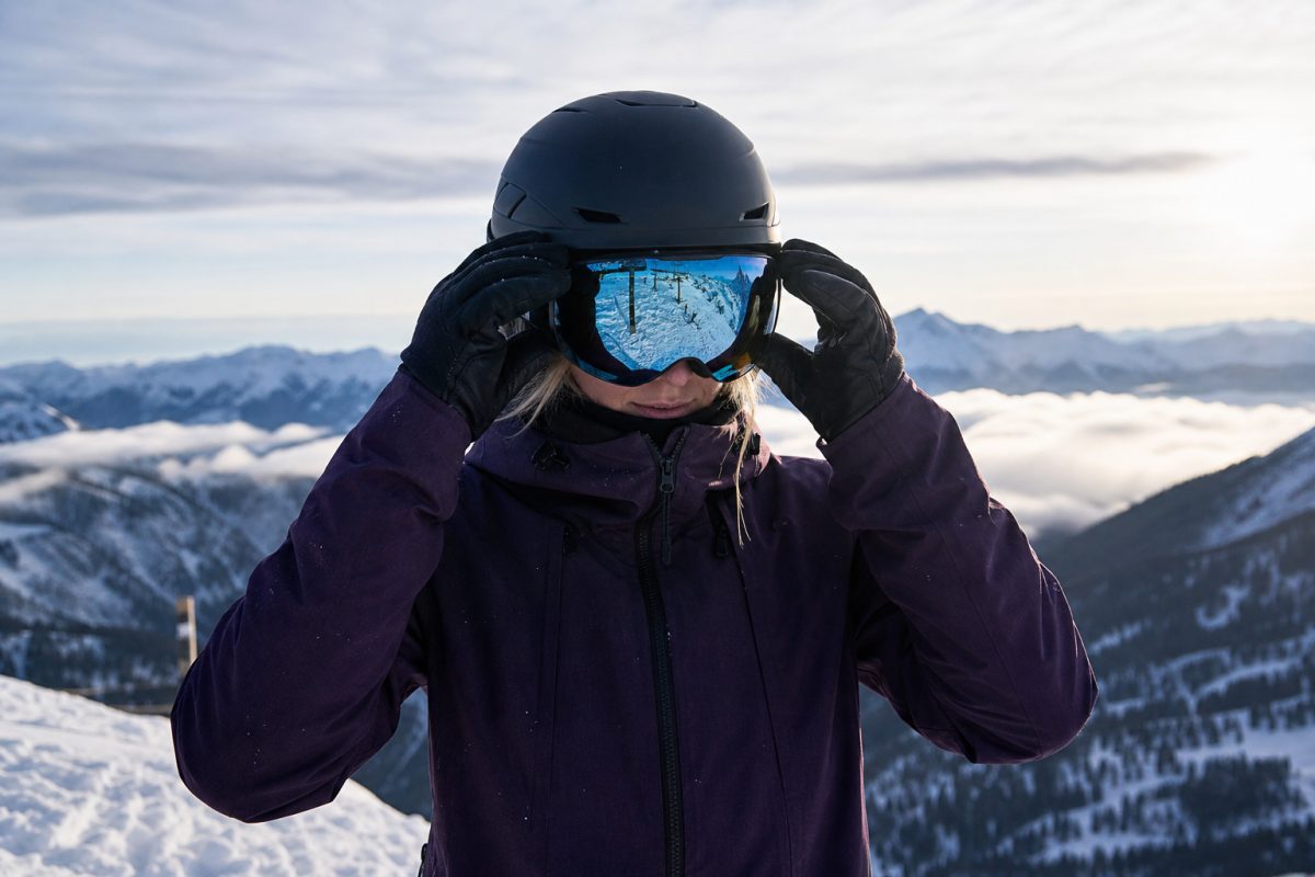 Oakley jellegű síszemüveg havas hegyi környezetben